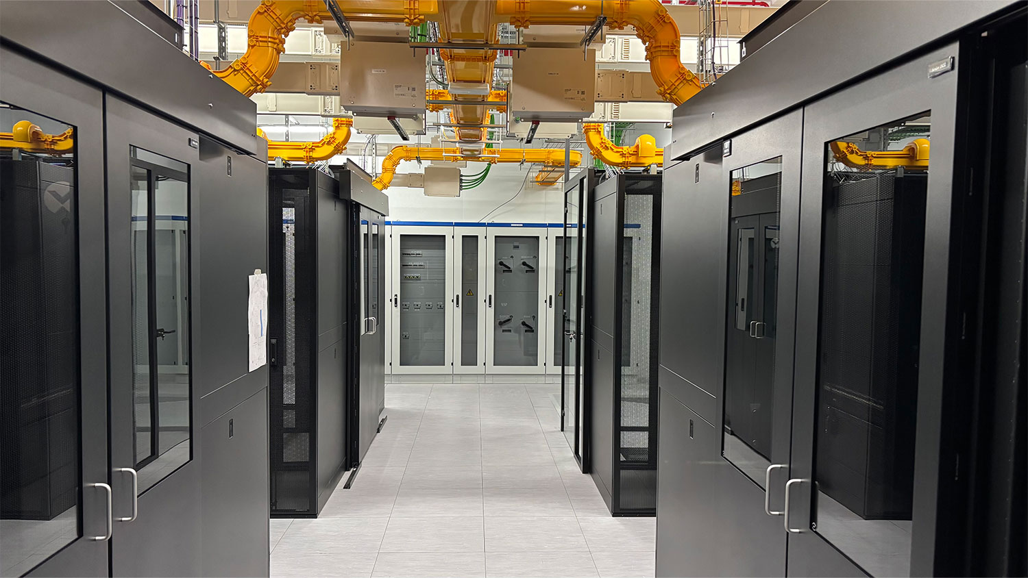 Detalle de curva en sistema de guiado de fibra óptica en Data Center
