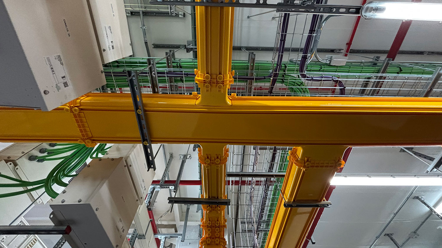 Detalle de bandeja específica para guiado de fibra óptica en Data Center